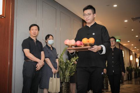 罗湖区委统战部副部长、工商联党组书记叶志伟一行到NG体育调研