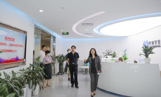 罗湖区委统战部副部长、工商联党组书记叶志伟一行到NG体育调研
