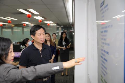 罗湖区委统战部副部长、工商联党组书记叶志伟一行到NG体育调研